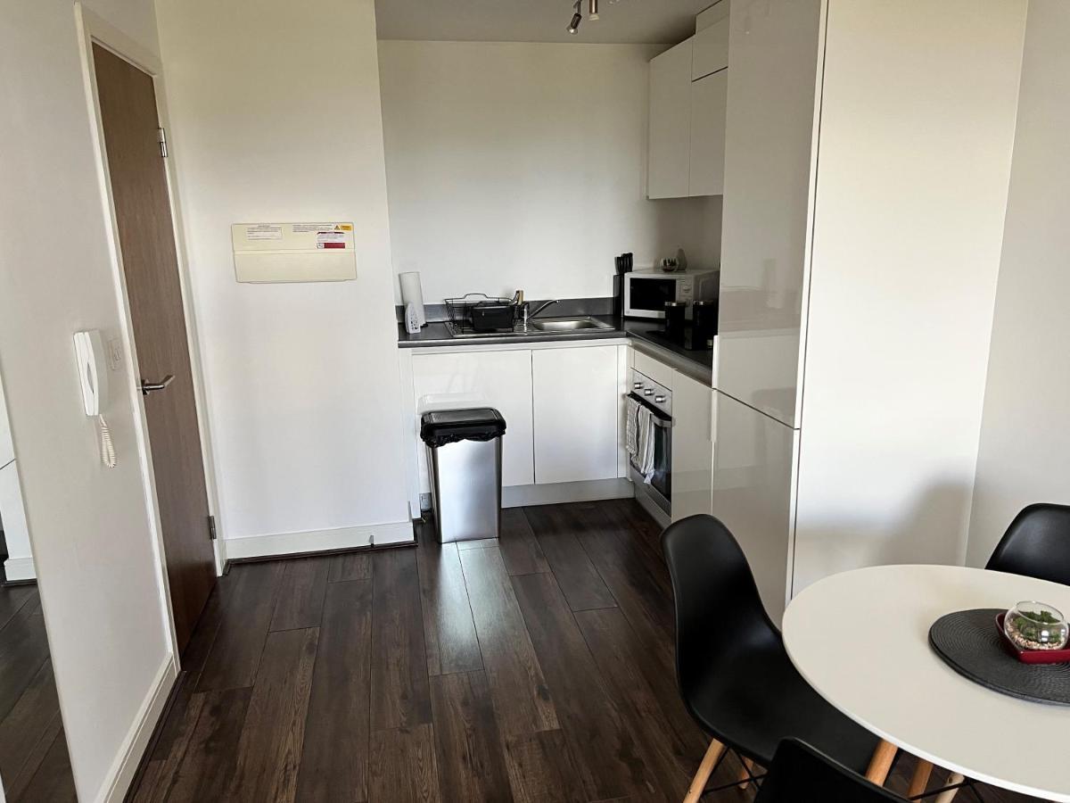 Spacious 1 Bed Relocation Apartment Free Parking, Бріерлі-Гілл Екстер'єр фото