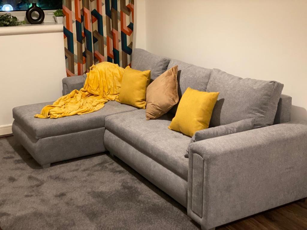 Spacious 1 Bed Relocation Apartment Free Parking, Бріерлі-Гілл Екстер'єр фото